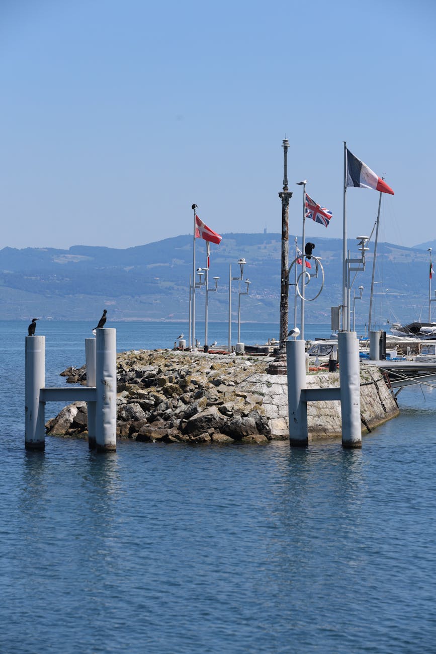 Quai rocheux avec drapeaux à Évian-les-Bains face au Léman