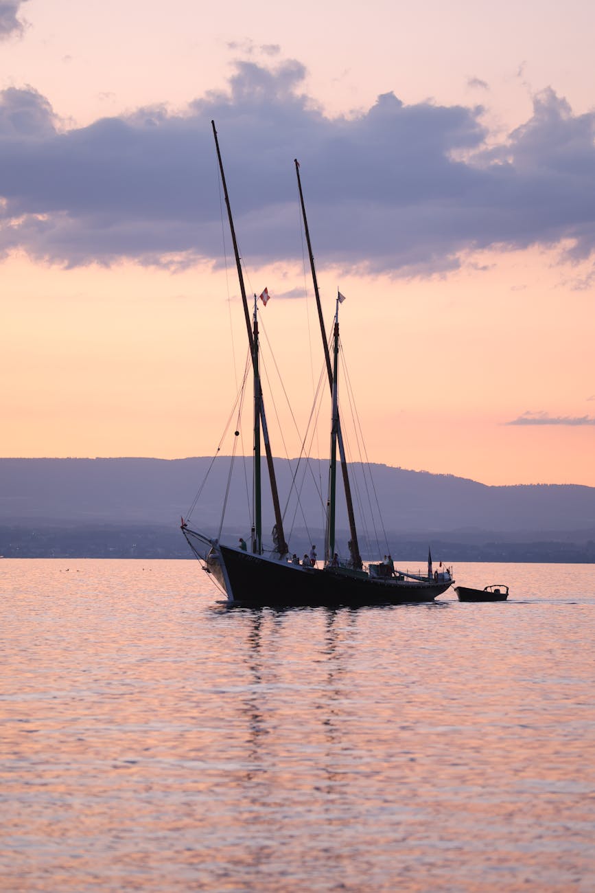 Voilier au coucher du soleil sur le lac Léman à Évian-les-Bains
