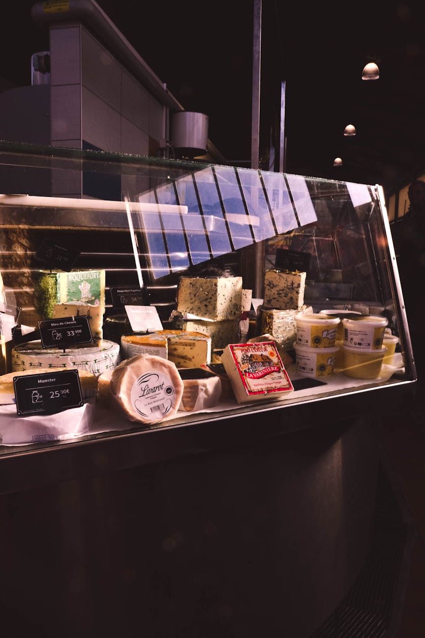 Étal de fromages variés sur un marché à Thouars