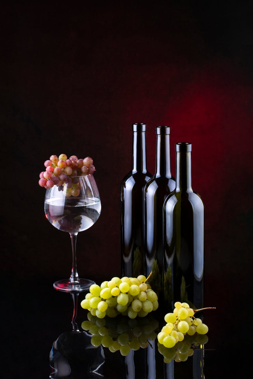 Bouteilles de vin et raisins en nature morte