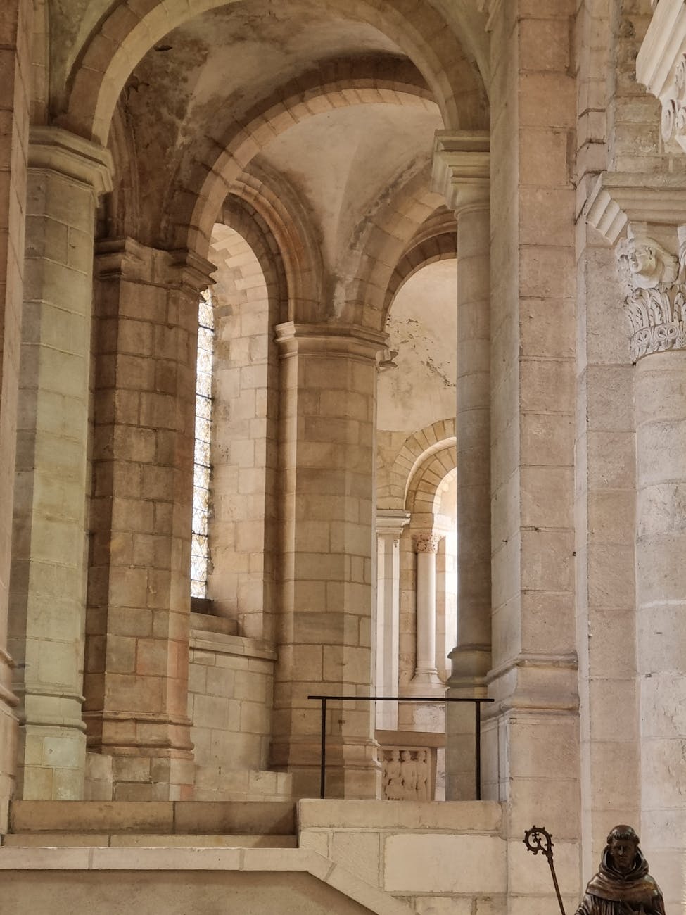 Couloir voûté roman dans une abbaye française