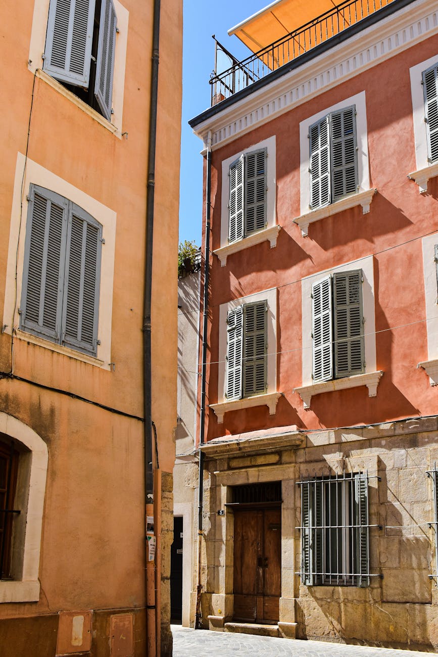 Ruelle colorée d'architecture provençale