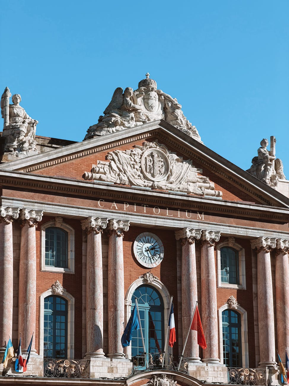 Façade du Capitole de Toulouse avec sculptures et drapeaux
