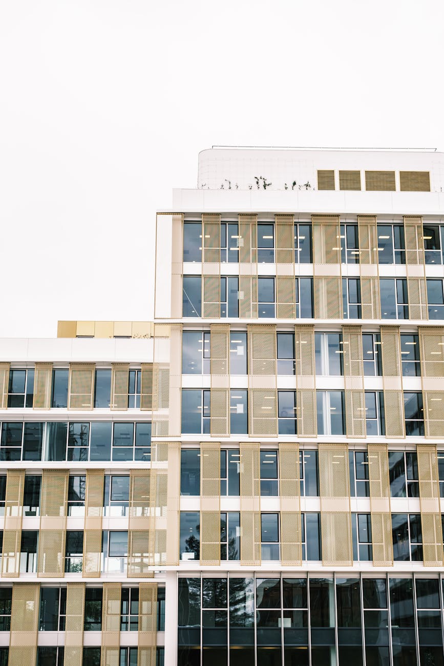 Façade verticale d'un immeuble de bureaux moderne