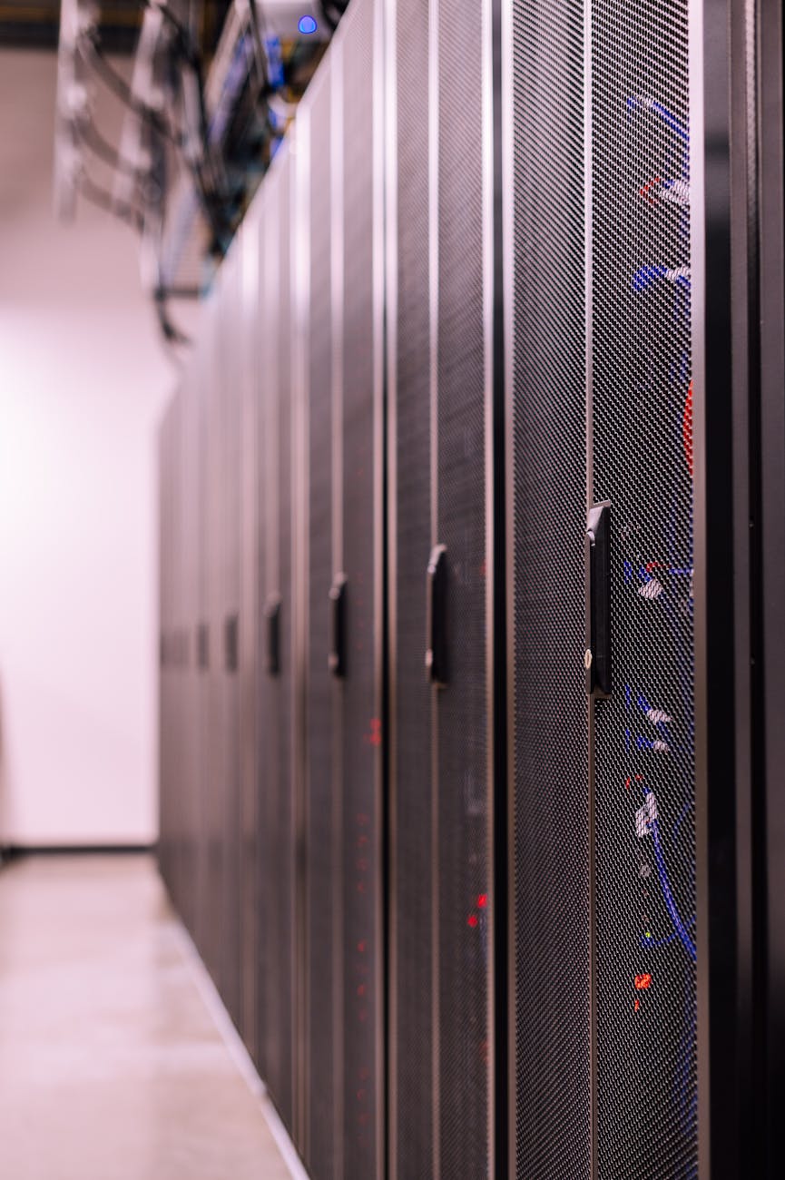 Câbles fibre optique colorés dans une salle serveur moderne