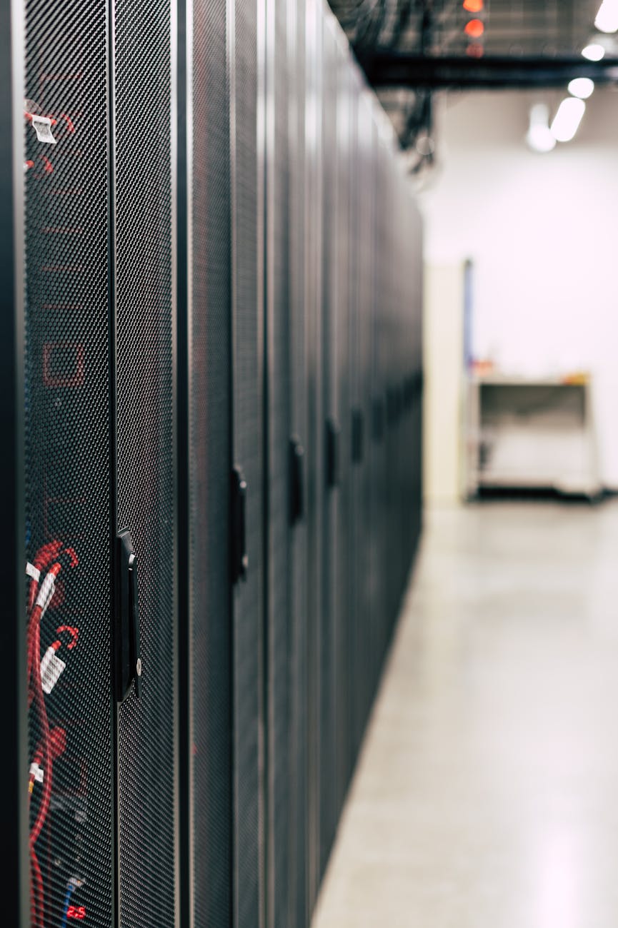 Baies de serveurs alignées dans un datacenter