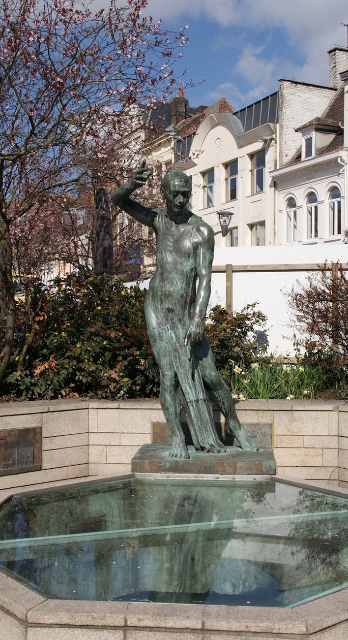 Statue en bronze à Tourcoing au printemps