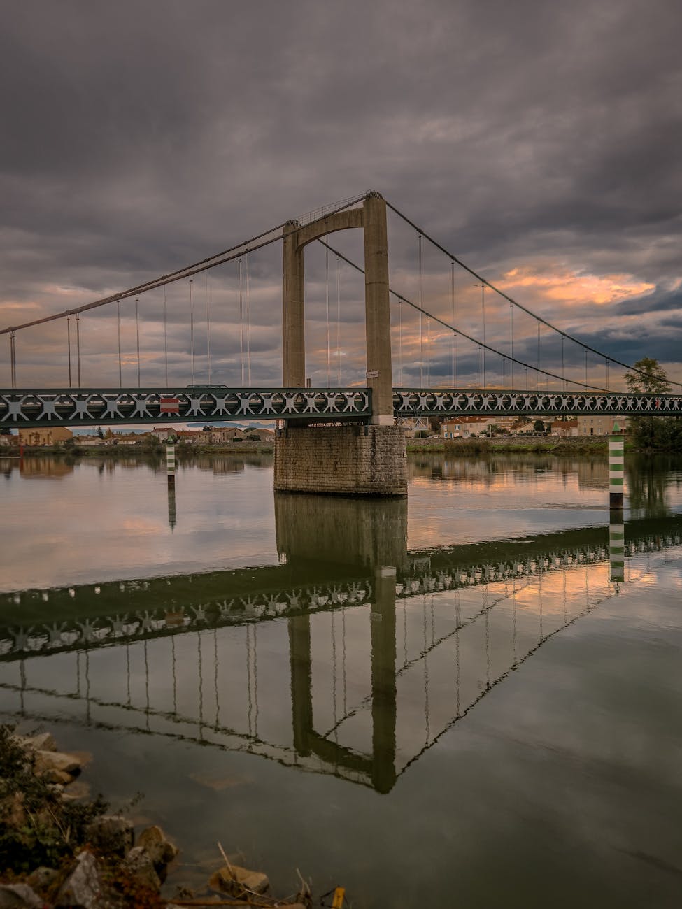 Pont suspendu sur le Rhône au coucher du soleil en Auvergne-Rhône-Alpes