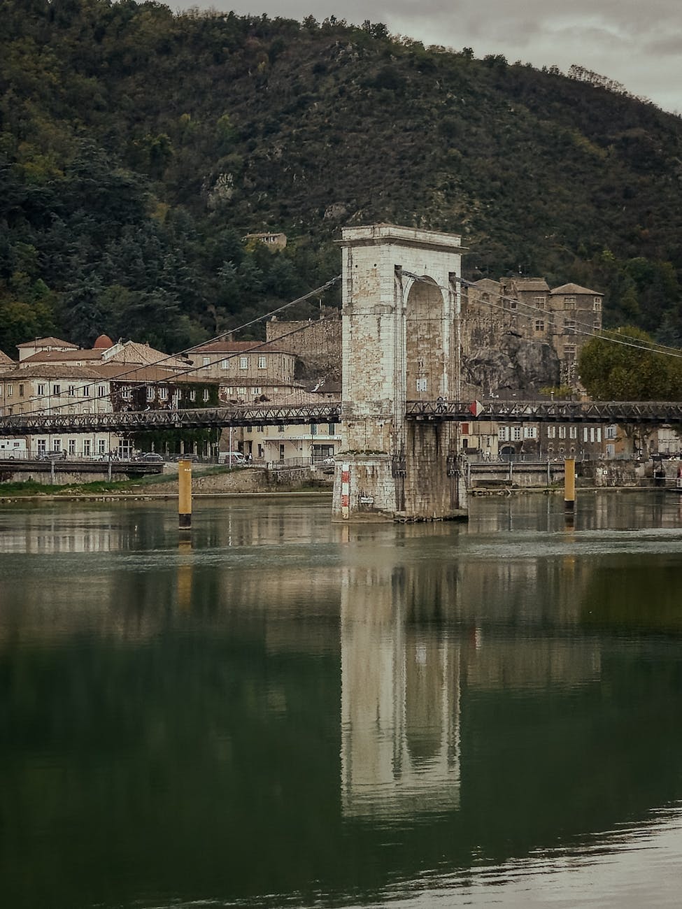 Pont suspendu historique se reflétant sur le Rhône à Tournon-sur-Rhône
