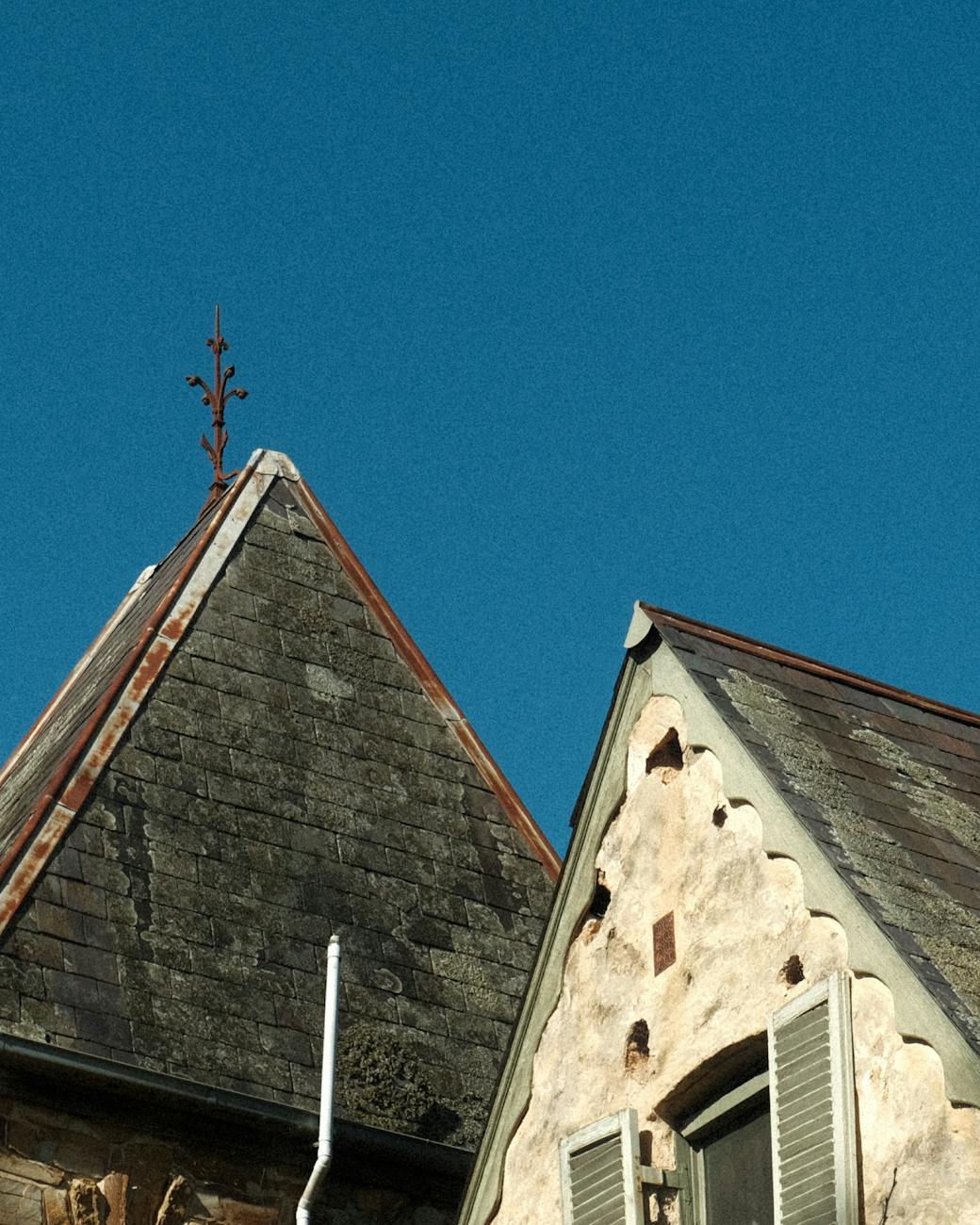Ancienne toiture d'ardoise sous un ciel bleu