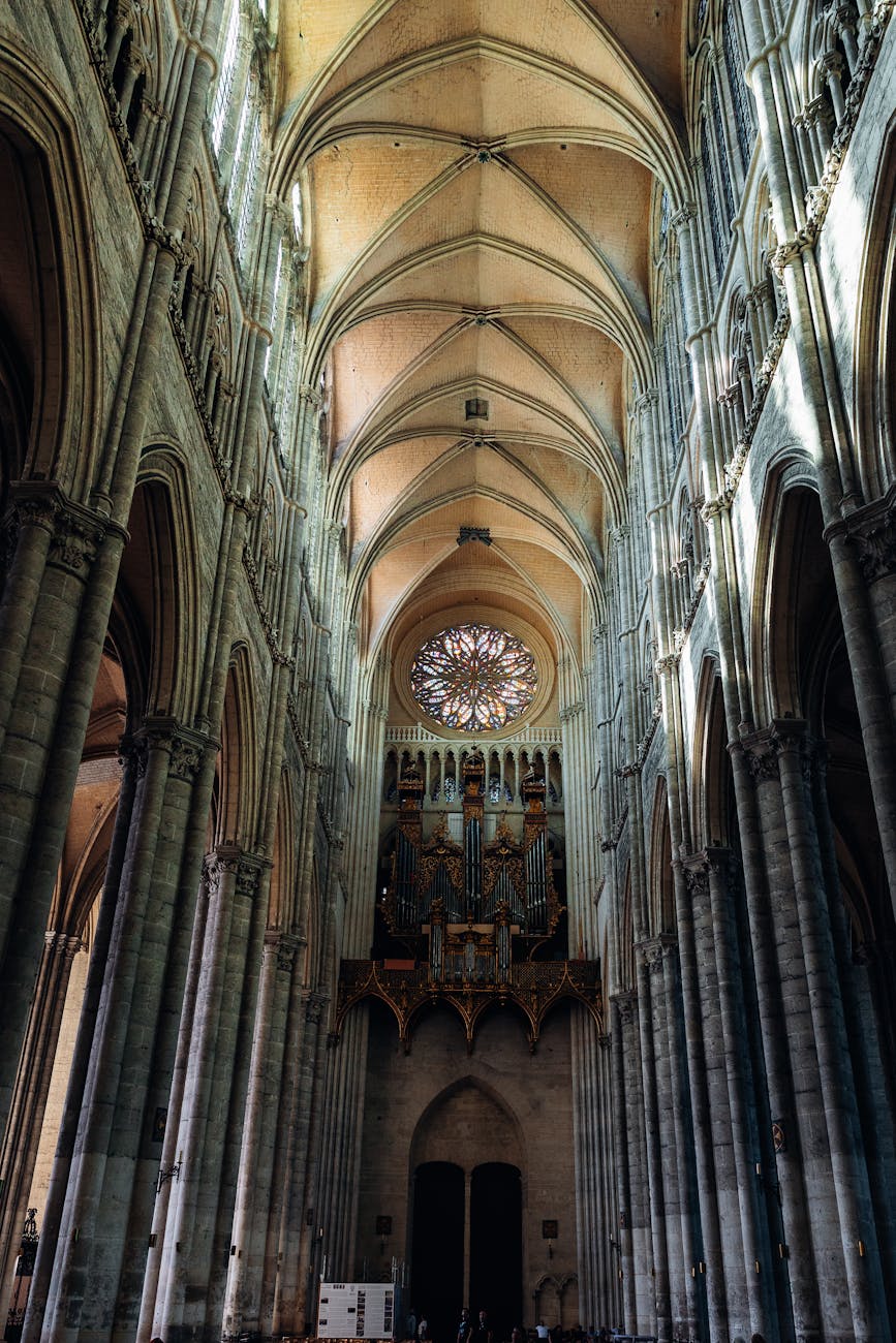 Vue de l'architecture gothique majestueuse de la cathédrale d'Amiens et son orgue historique