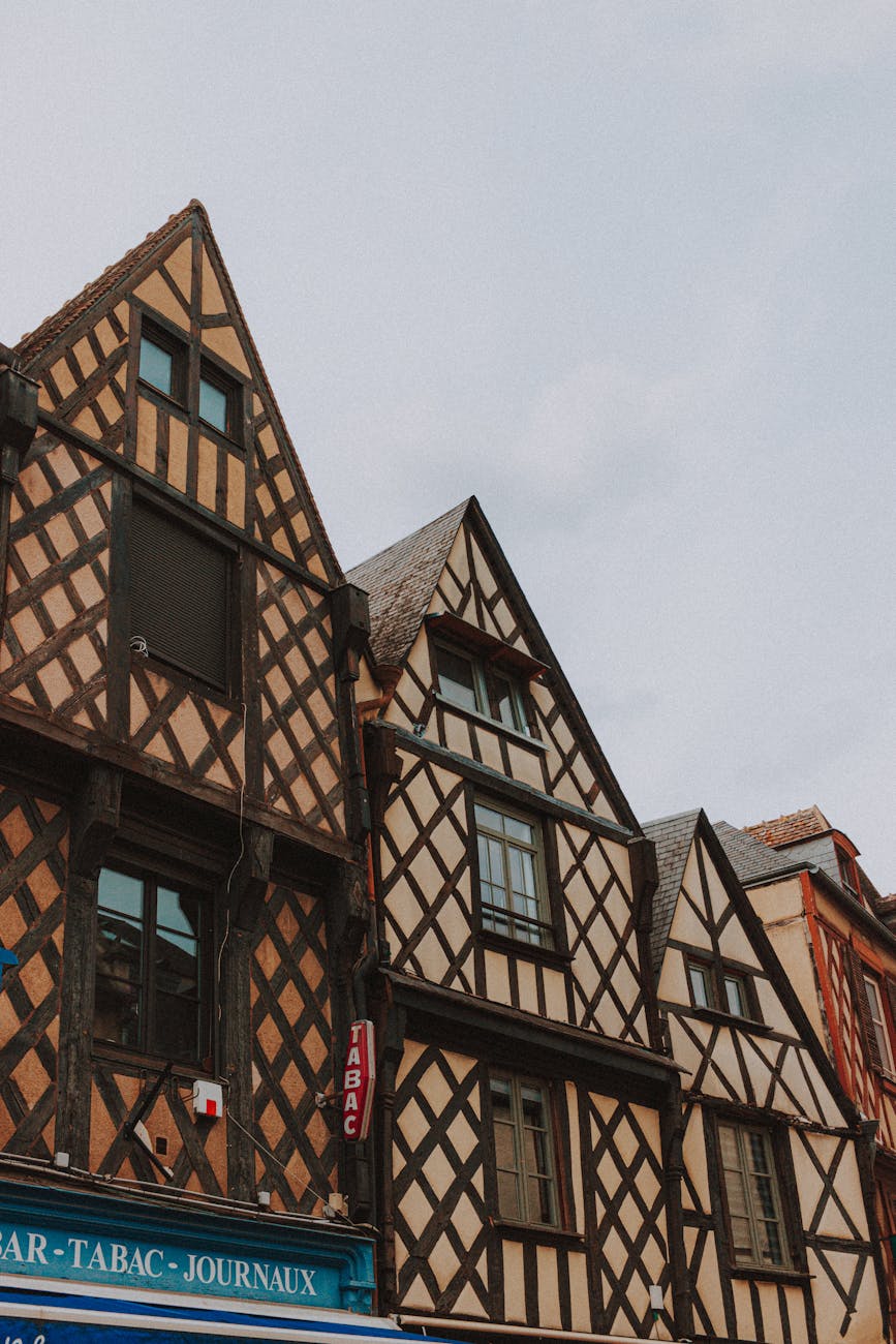 Vue de bâtiments à colombages de style Tudor montrant des éléments d'architecture iconiques