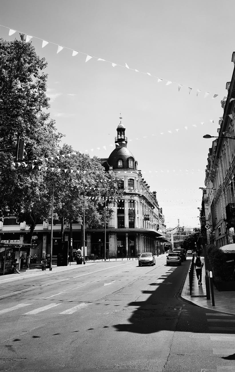 Vue monochrome d'une rue animée du centre historique de Troyes en France