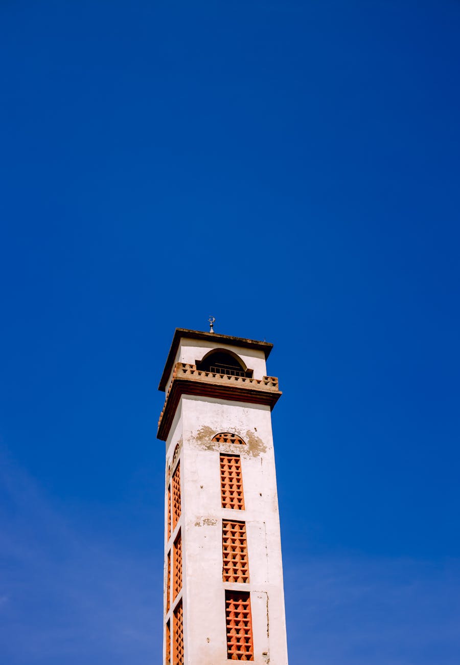 Minaret de mosquée contre ciel bleu