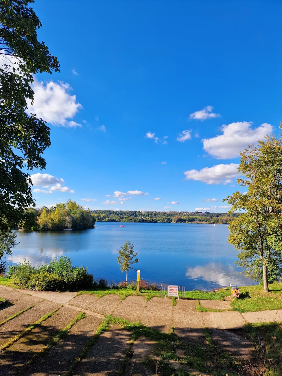 Lac de Cergy avec ciel bleu