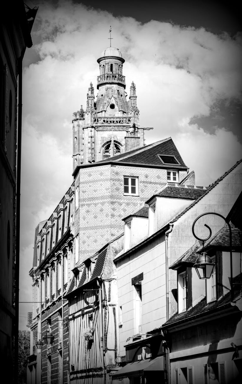 Tour gothique historique en noir et blanc