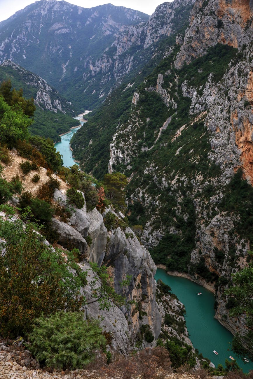 Vue aérienne d'un canyon avec une rivière sinueuse à travers de hautes montagnes