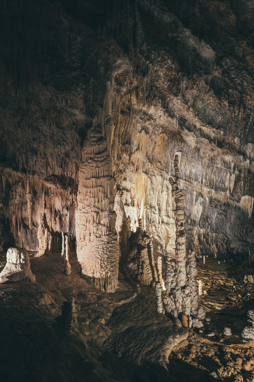 Formations rocheuses dans une grotte avec stalactites et stalagmites