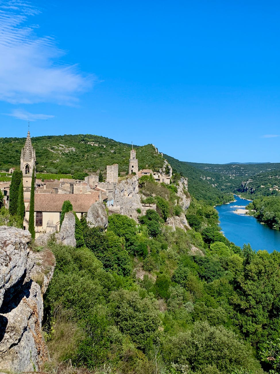Village médiéval perché sur les falaises au-dessus de la rivière Ardèche