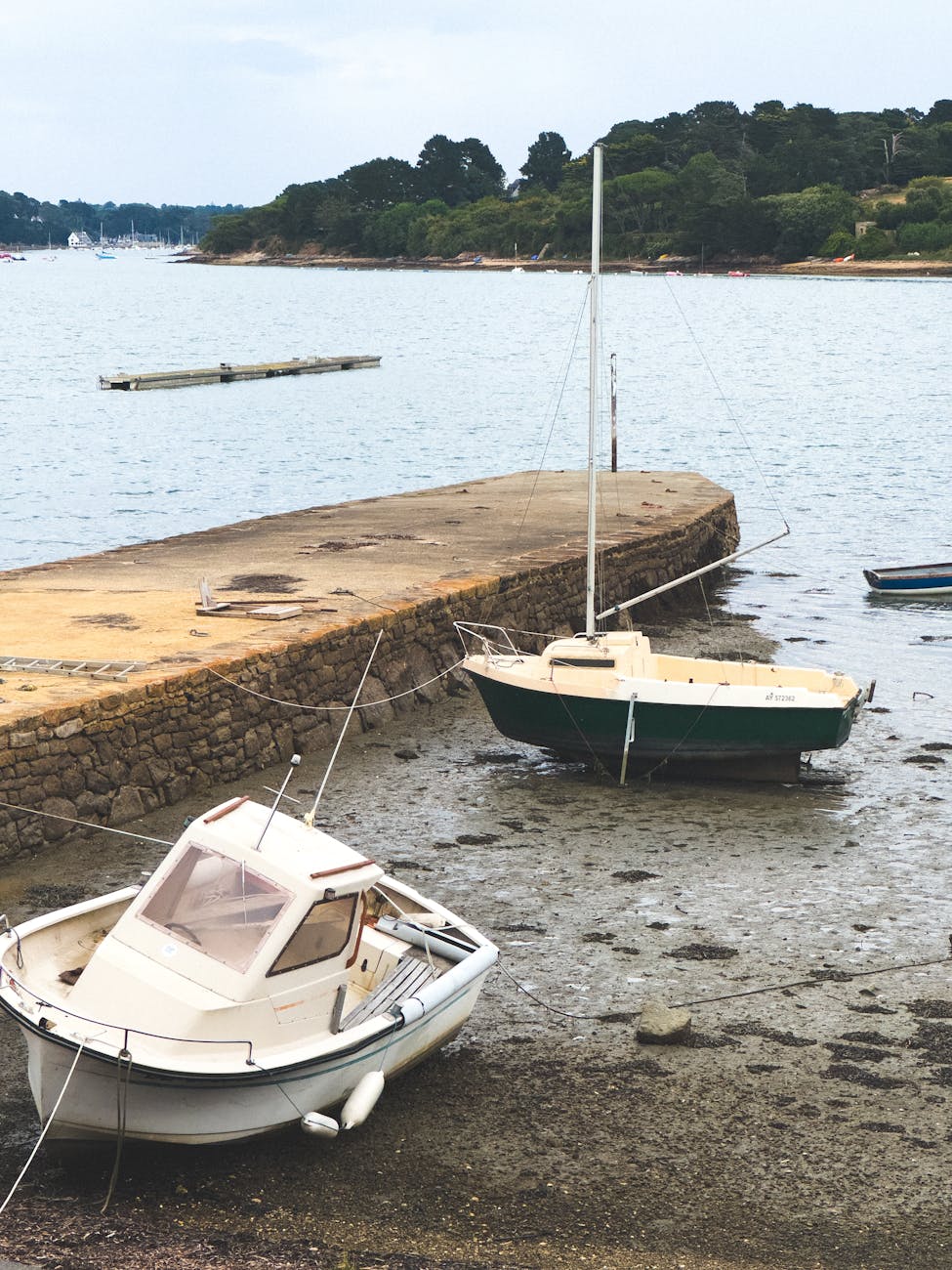 Bateaux à quai à marée basse à l'Île-aux-Moines, golfe du Morbihan