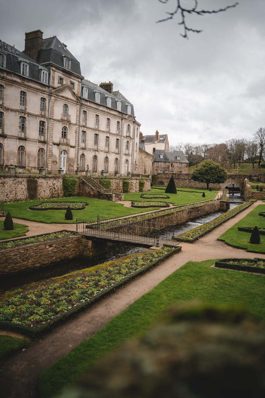 Jardins sereins et architecture historique de Vannes en Bretagne