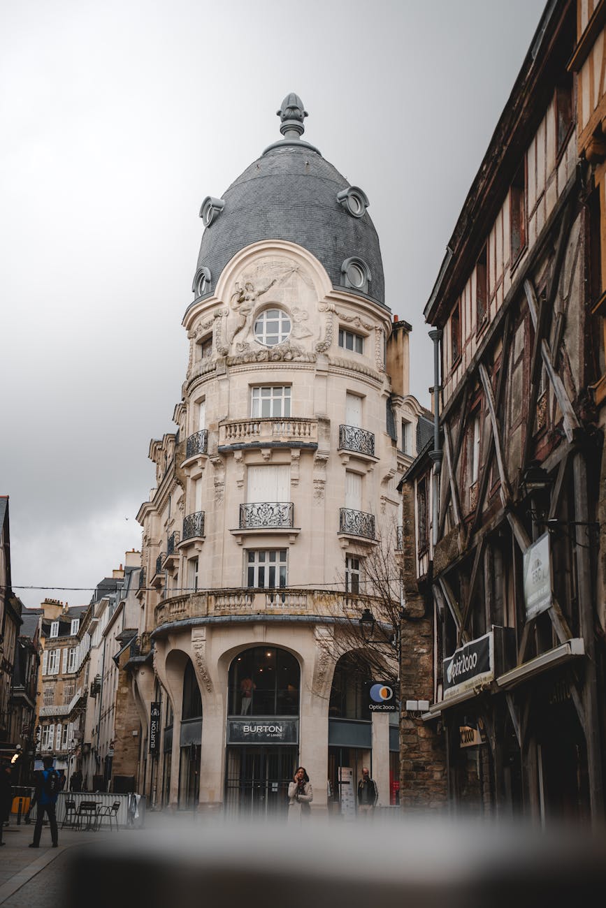 Charme médiéval de Vannes avec bâtiments historiques et rues pavées