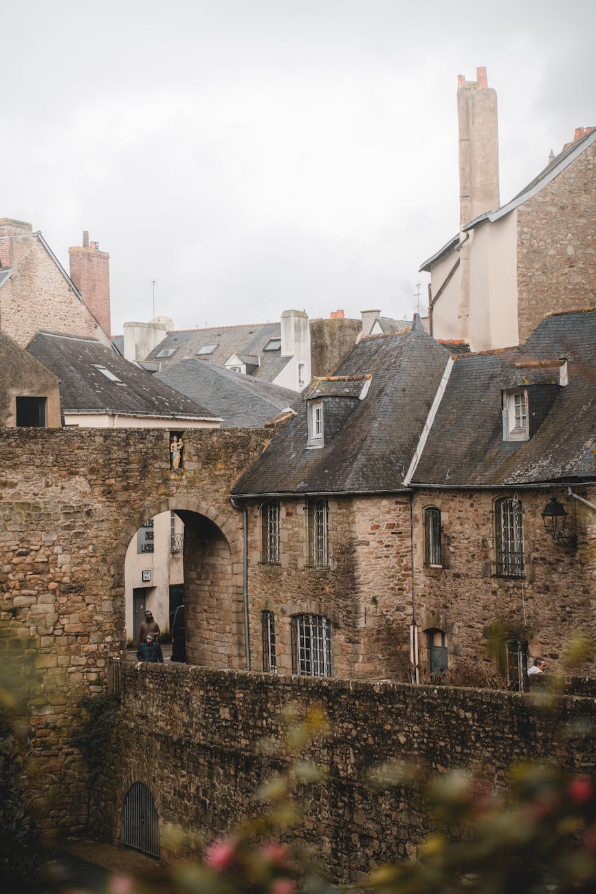 Bâtiments en pierre de la Vannes médiévale en Bretagne