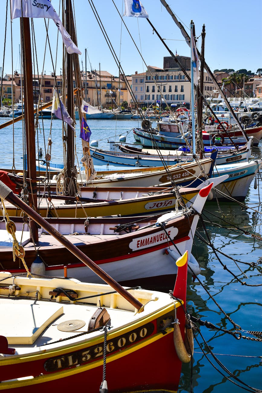 Pointus colorés dans un port provençal de la Côte d'Azur
