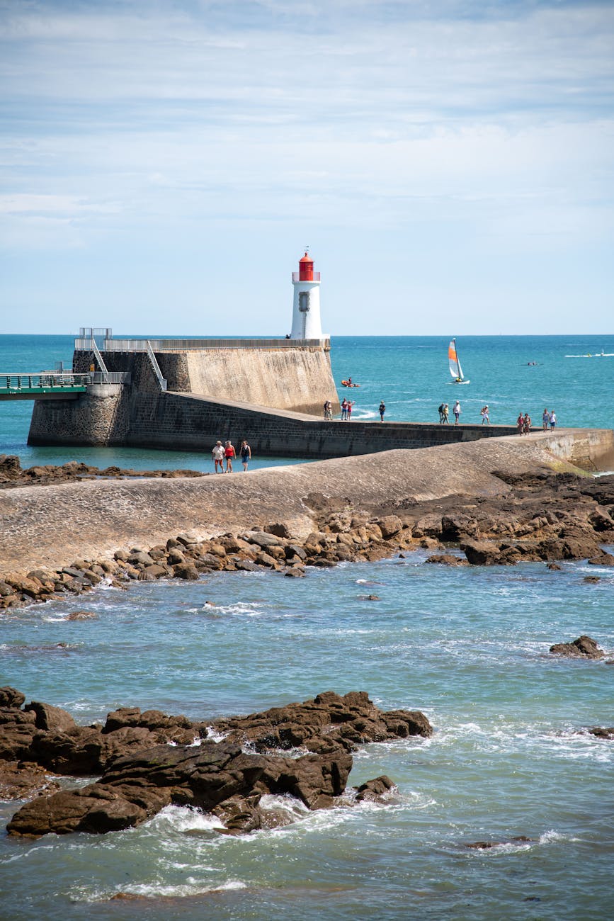 Phare et côte rocheuse aux Sables-d'Olonne