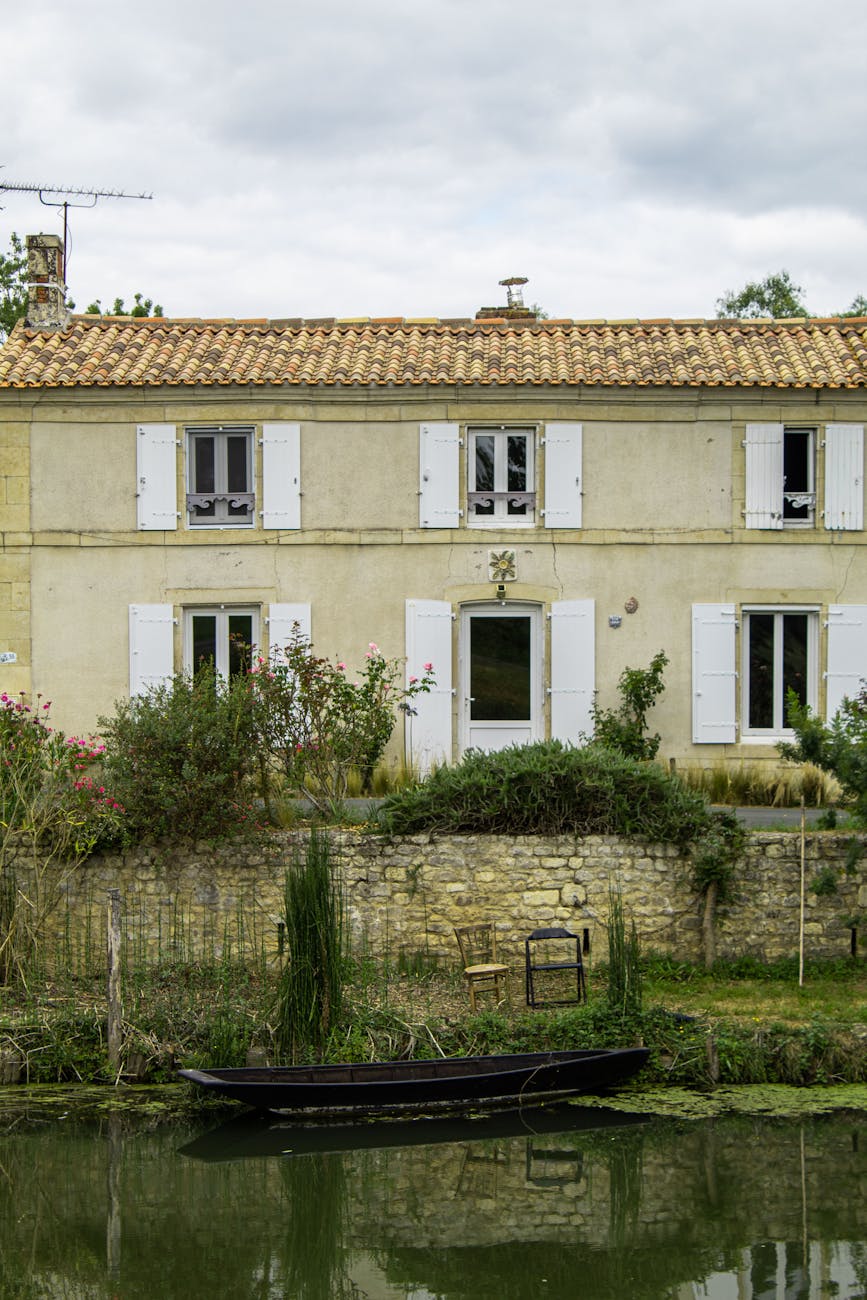 Vieille maison et barque sur une rive paisible