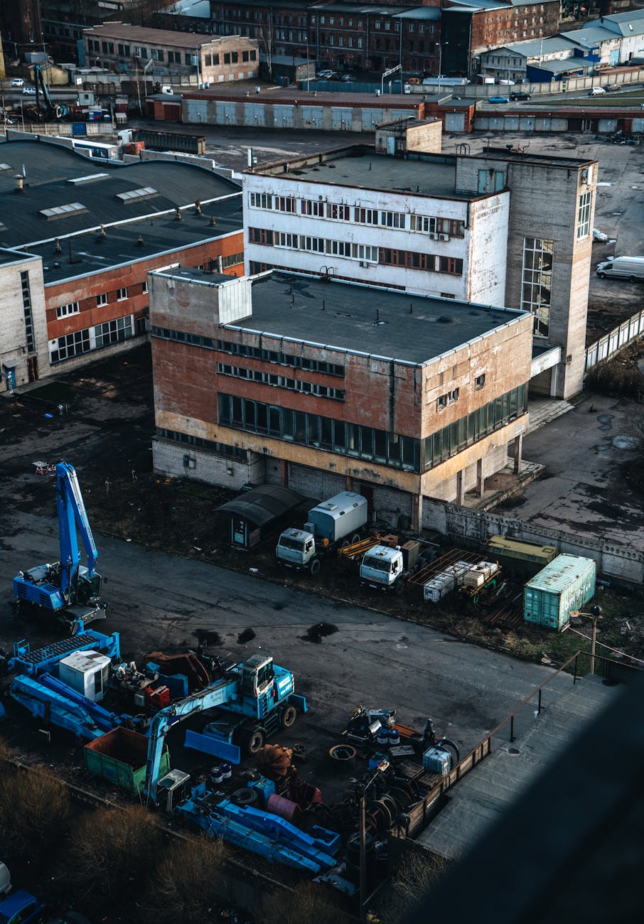 Vue aérienne d'un site industriel avec bâtiments et machinerie