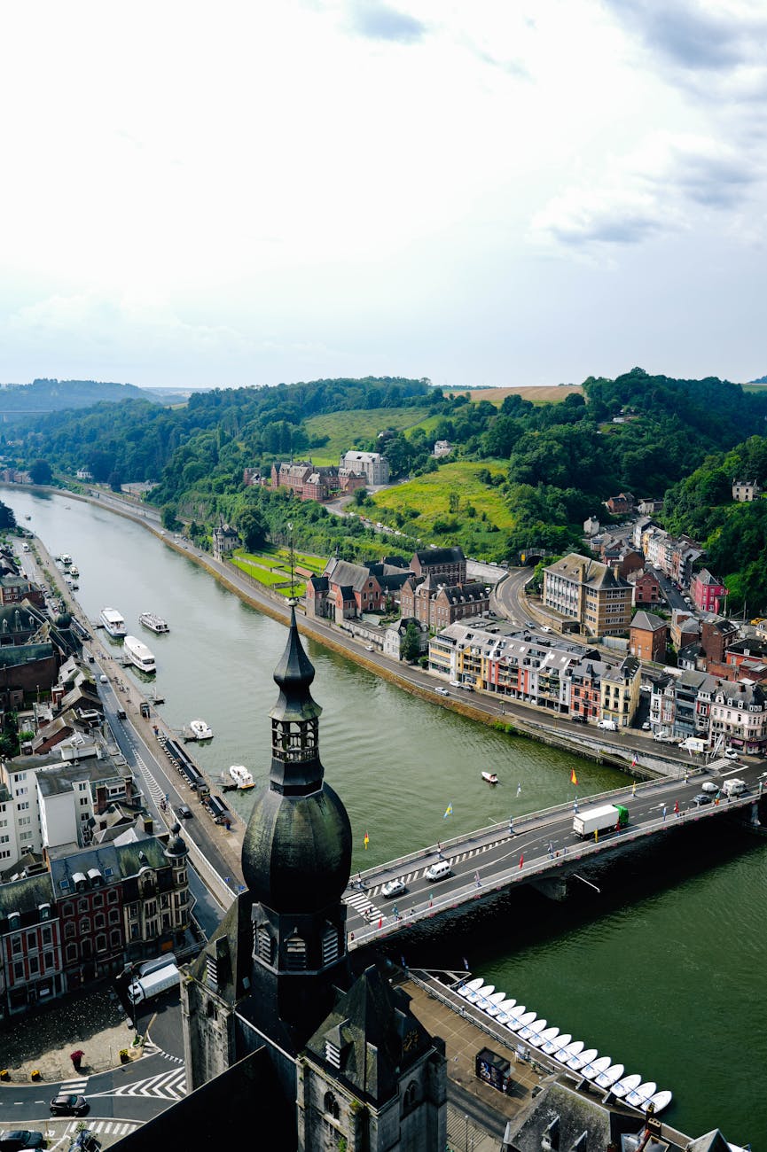 Vue sur une vallée fluviale traversée par une rivière en France