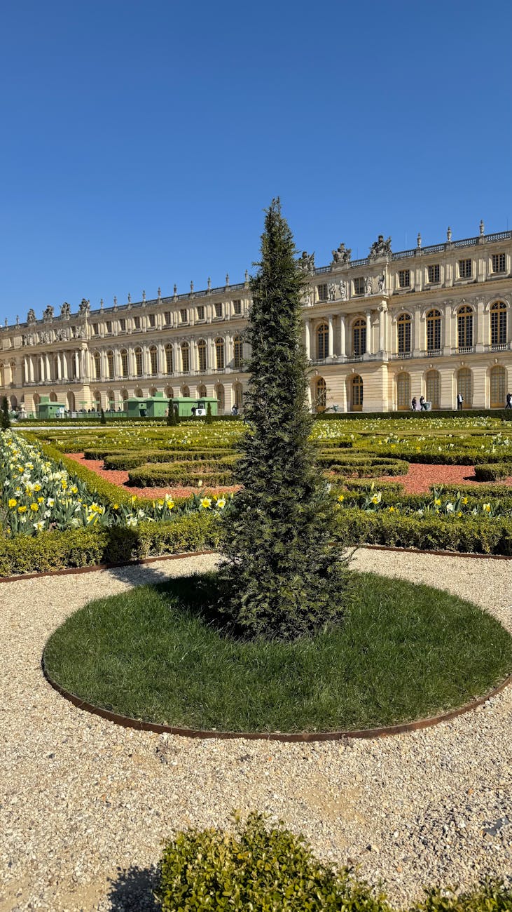 Jardins de Versailles avec le palais en arrière-plan