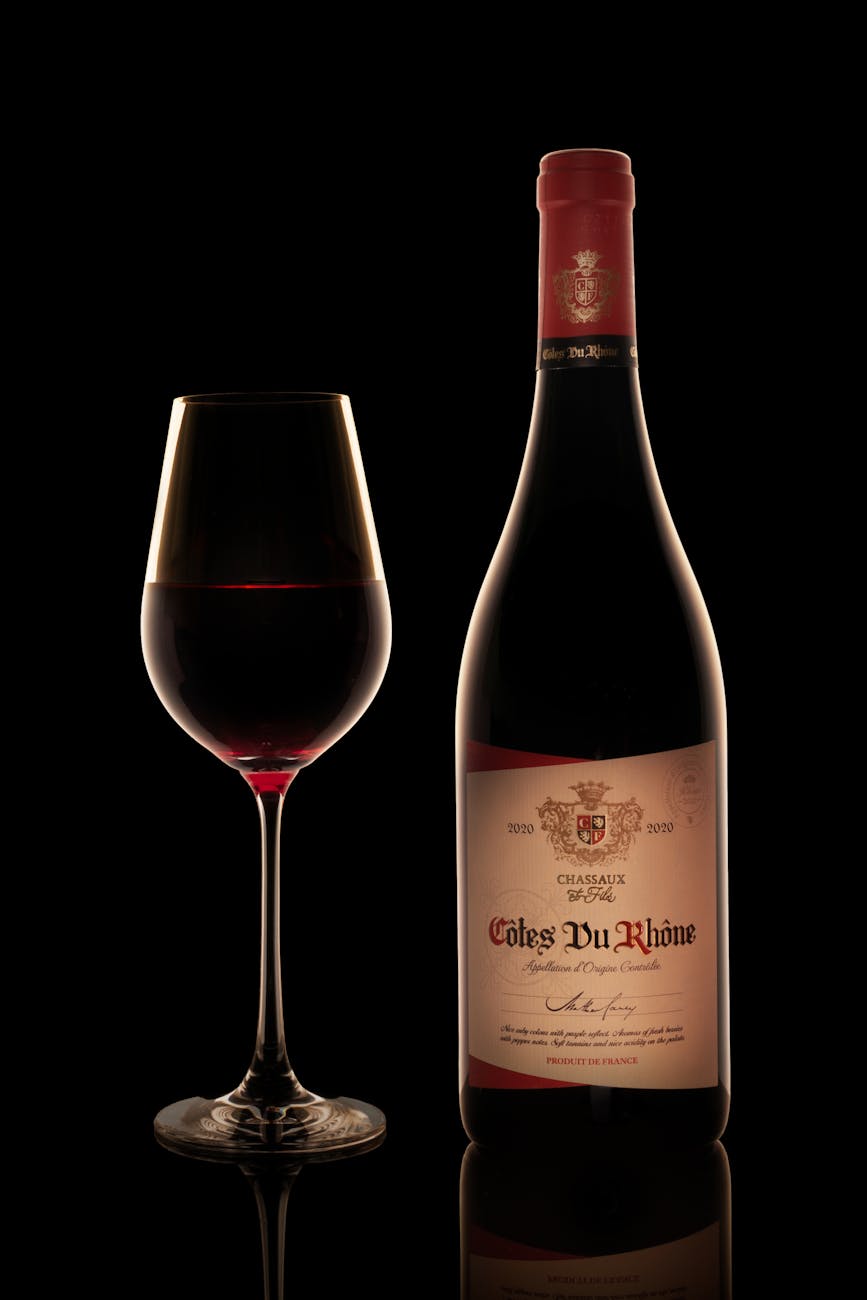 Bouteille et verre de vin Côtes du Rhône