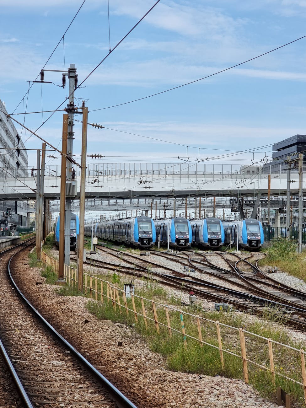 Trains modernes alignés sur les voies à un nœud ferroviaire en France