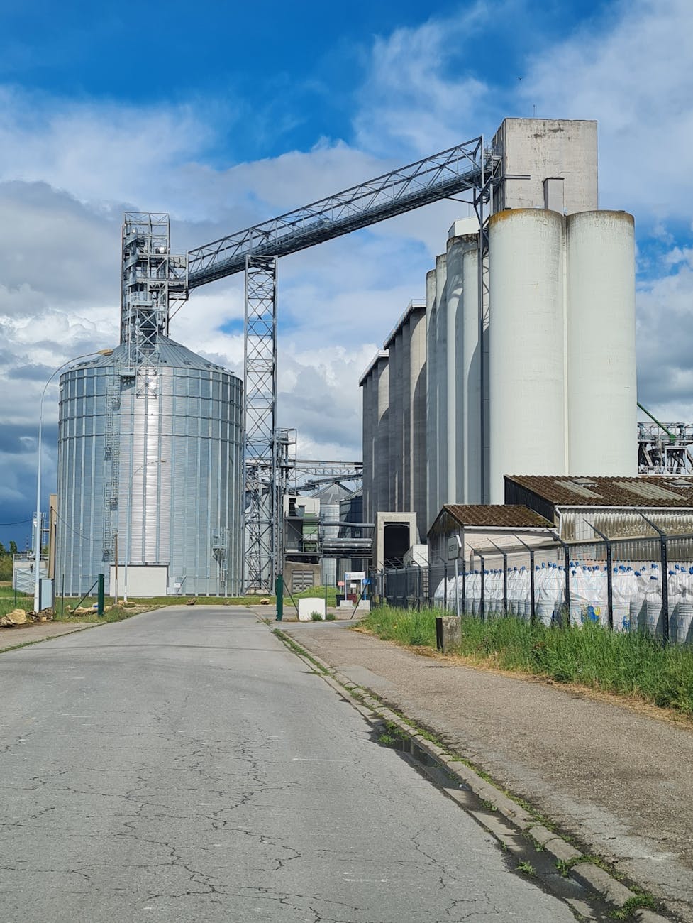 Silos industriels en France sous un ciel bleu vif, paysage industriel