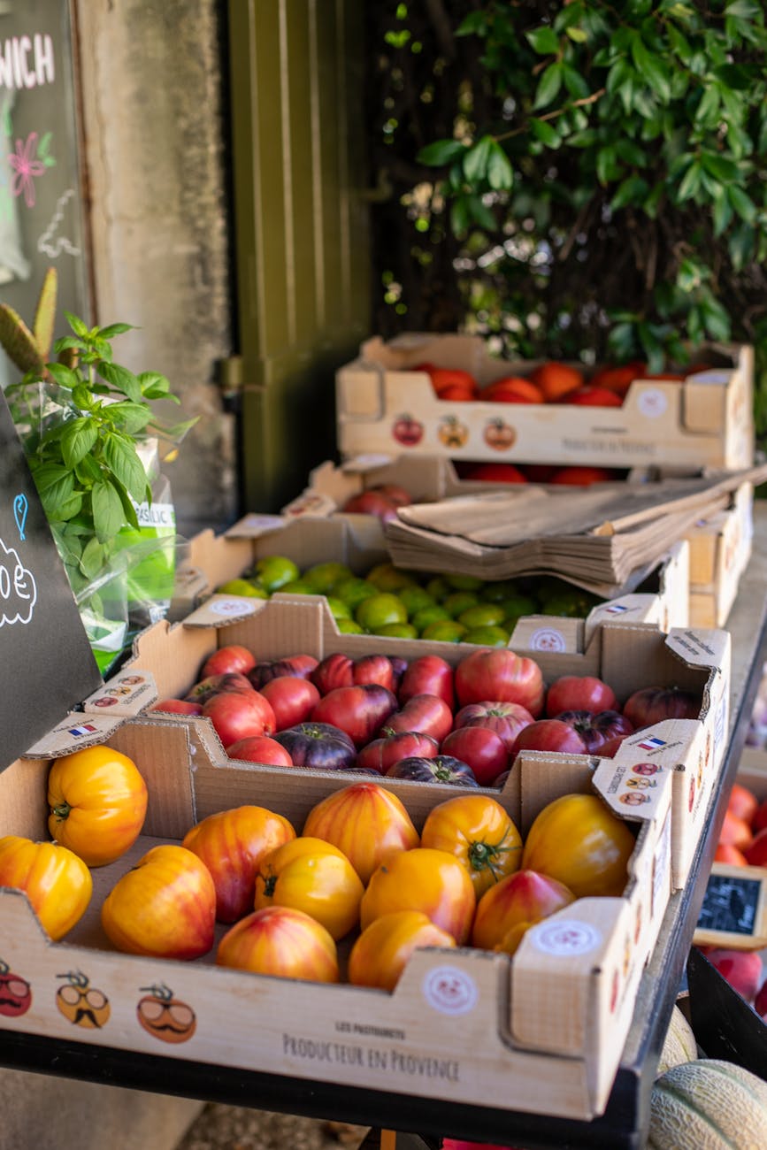 Étal de marché provençal avec tomates en cagettes
