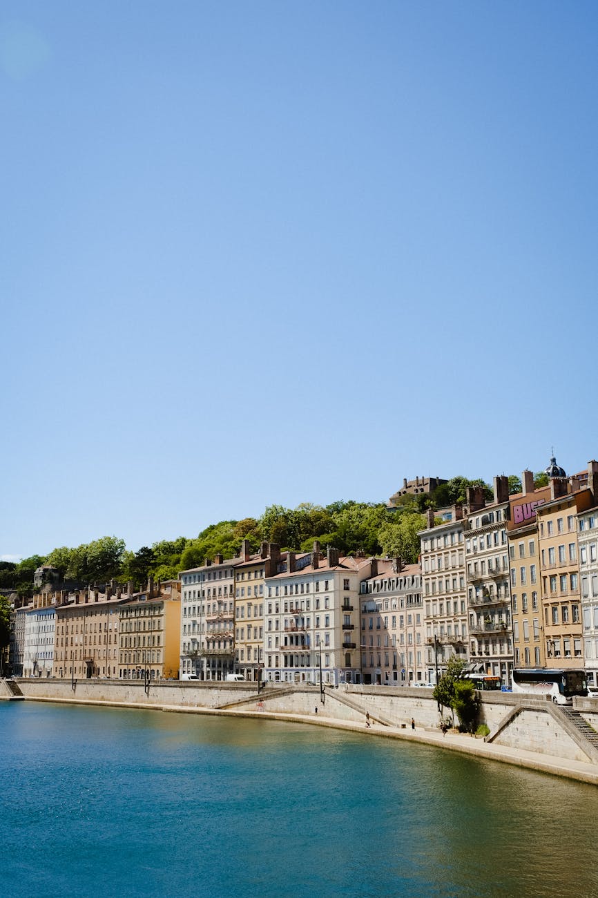 Bâtiments anciens en bord de Saône au soleil