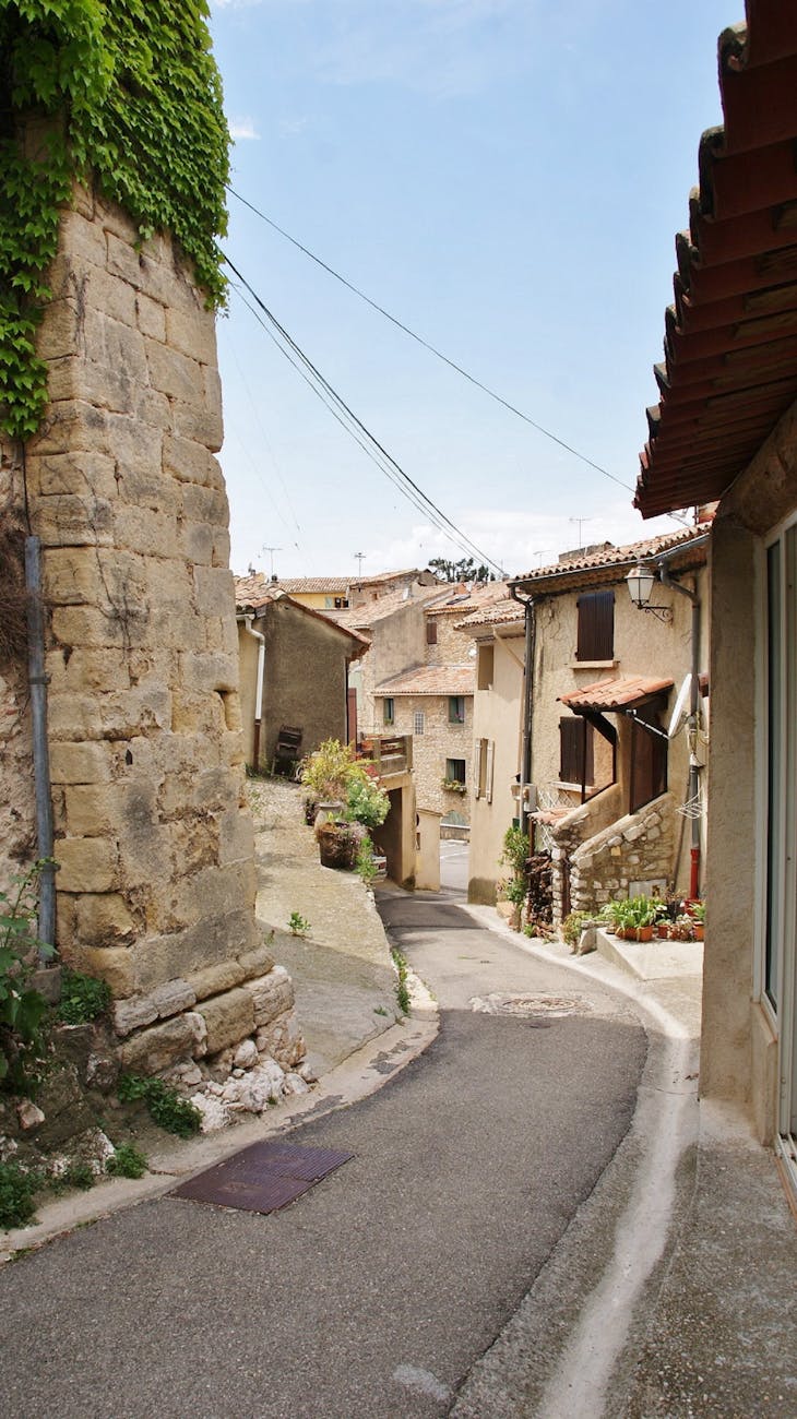 Rue d'une bastide médiévale en pierre