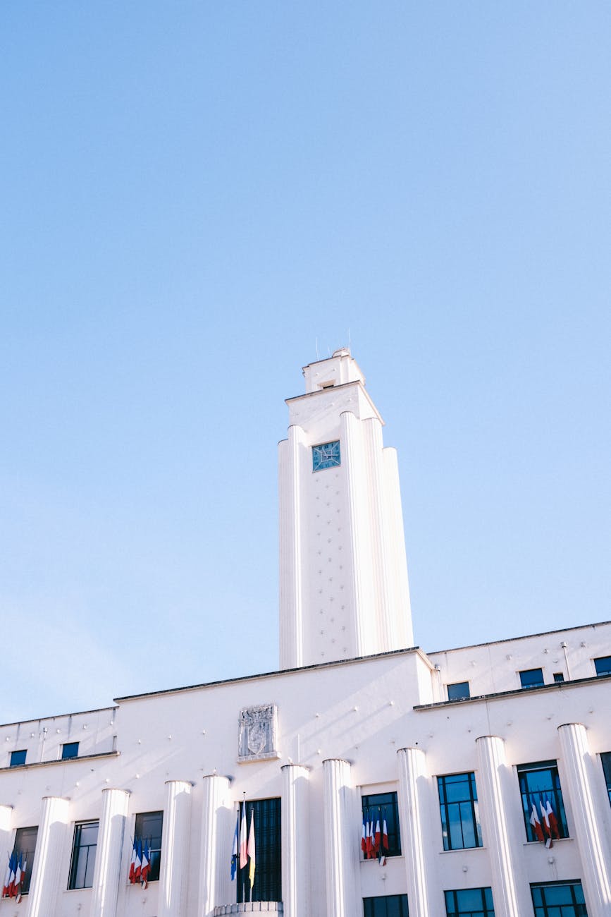 Hôtel de ville de Villeurbanne sous un ciel bleu