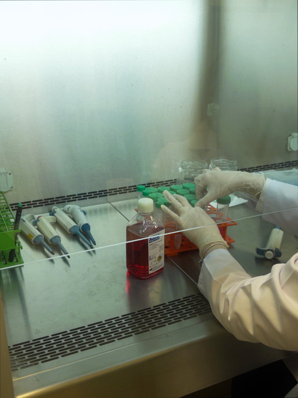 Technicien de laboratoire en environnement stérile