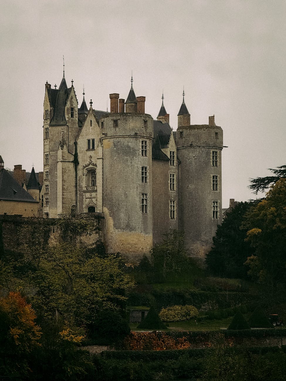 Château français majestueux en automne