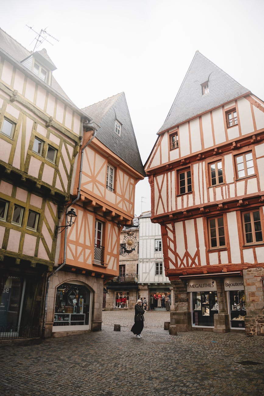 Maison à colombages dans une ville bretonne avec une dame