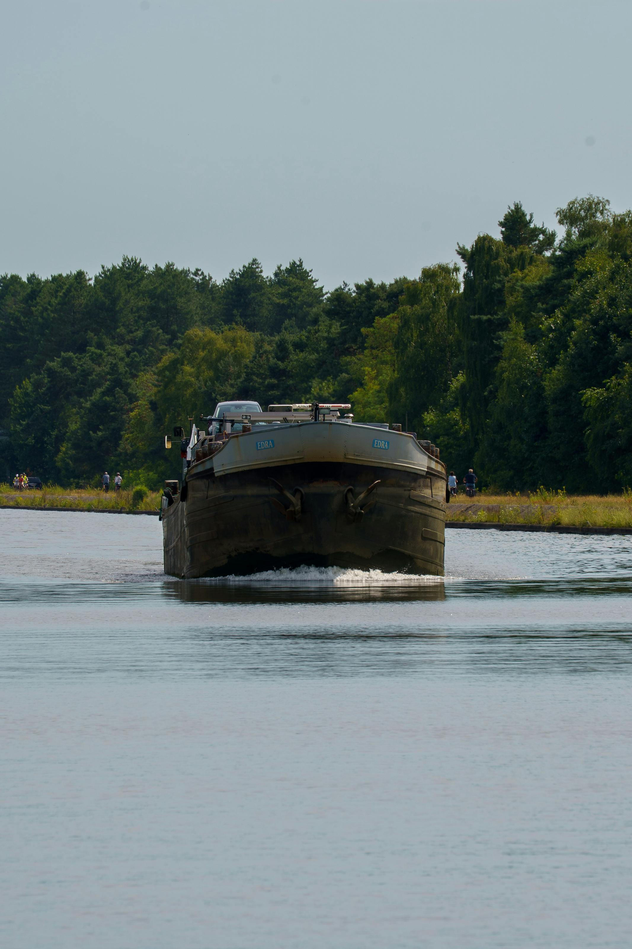 Péniche sur un canal européen entouré de verdure