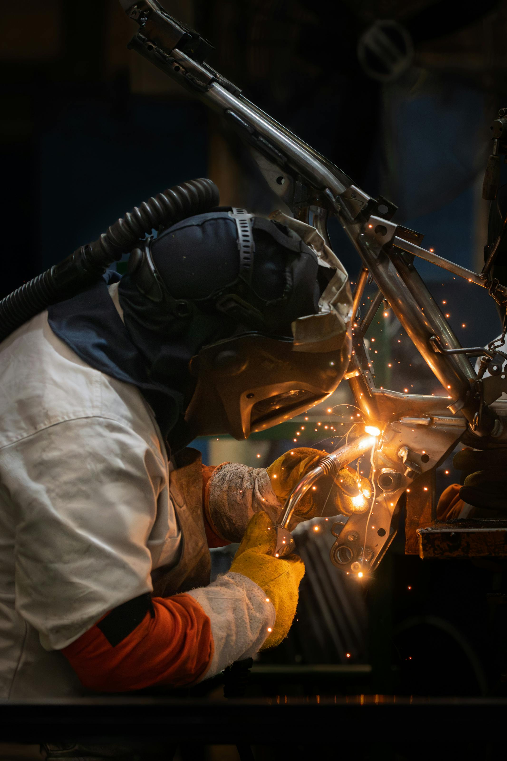 Soudeur professionnel en train de réaliser une soudure de précision