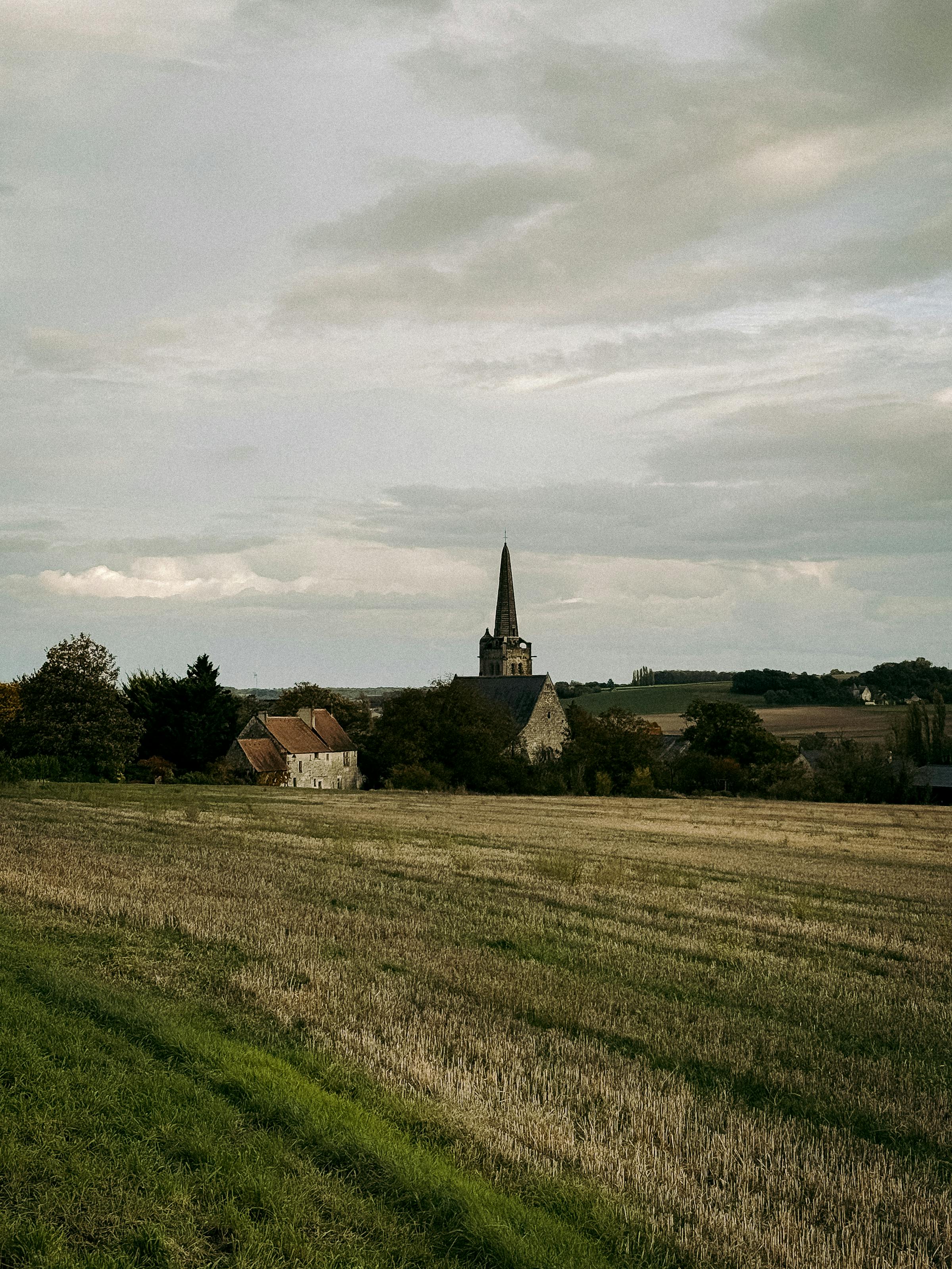 Paysage rural français avec un clocher d'église