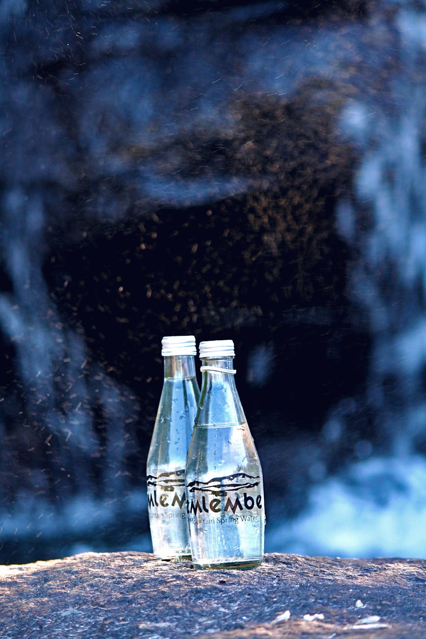 Bouteilles d'eau de source devant une cascade