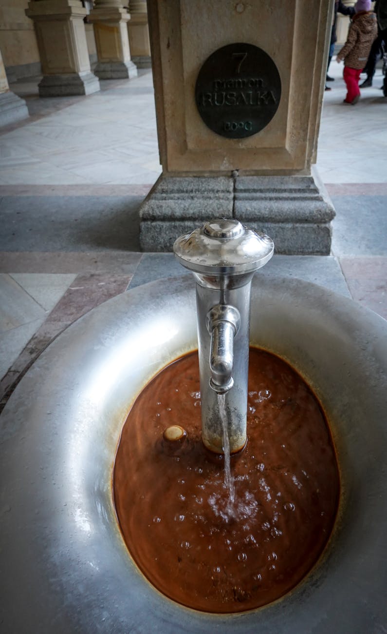 Eau minérale jaillissant d'une fontaine thermale