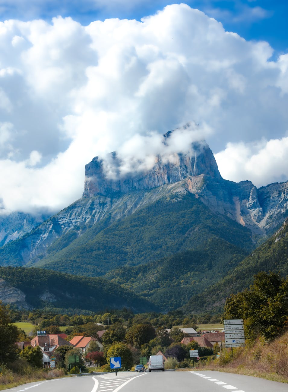 Vue de montagnes et village dans le massif des Alpes françaises
