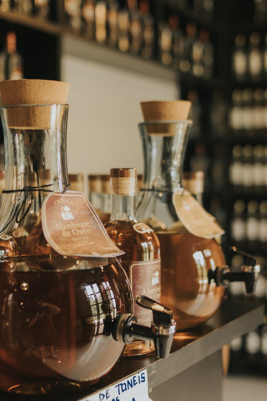 Bouteilles de liqueur en verrerie alignées